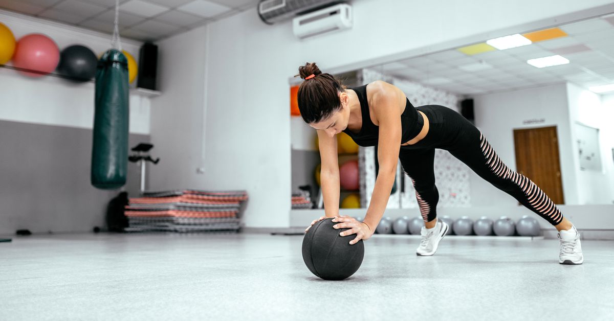 How to do medicine ball push ups correctly - Woman Vitality